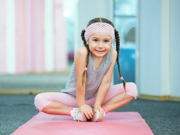 Posturas de yoga con poderosas afirmaciones positivas para niños